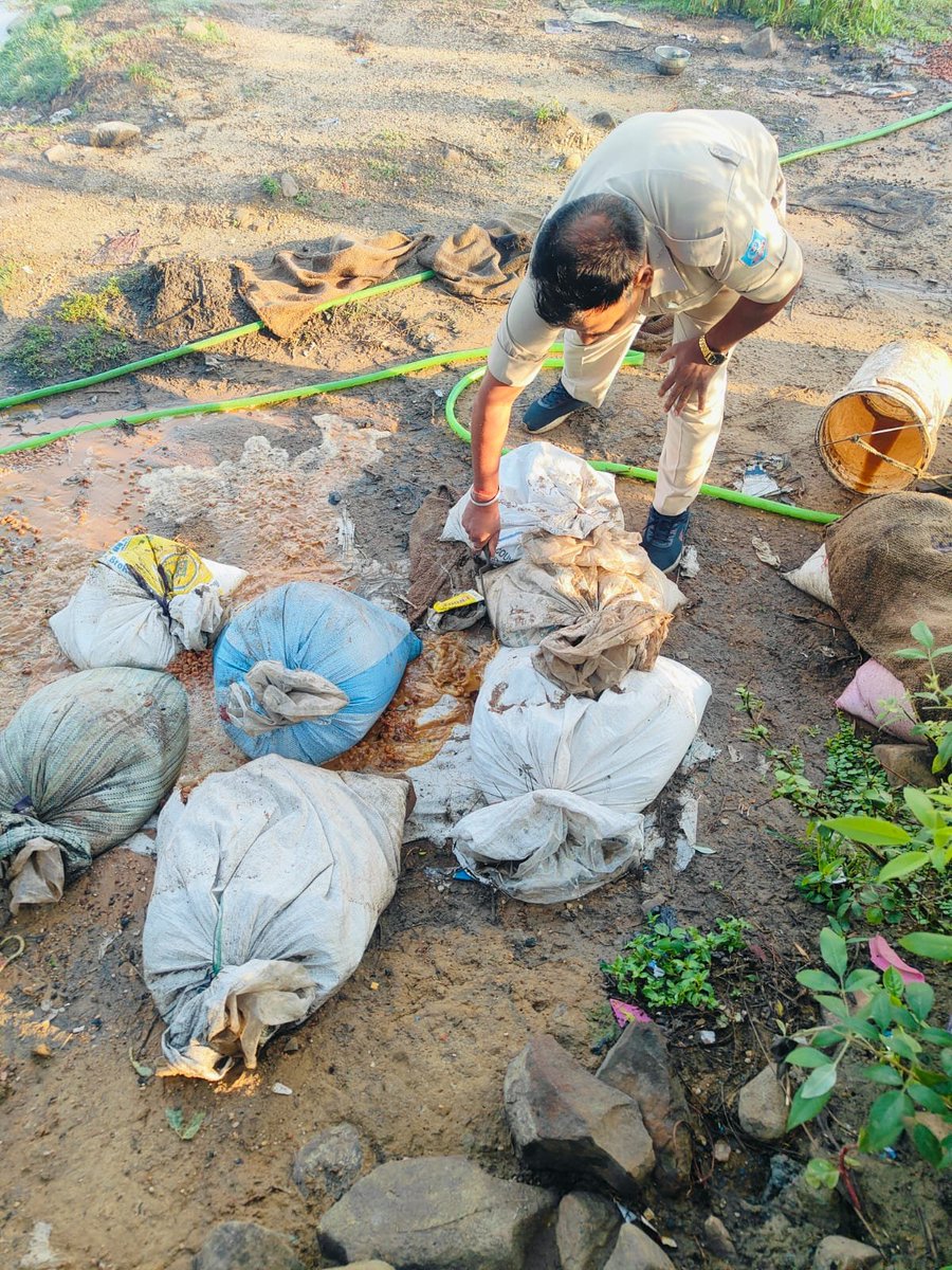 prabhatkhabar's tweet photo. झारखंड: पश्चिम सिंहभूम के मंझारी में उत्पाद विभाग की छापेमारी, 2000 किलो जावा महुआ नष्ट, 90 लीटर शराब और 6.5 लीटर बियर बरामद. एक गिरफ्तार, चार आरोपी फरार.
#JharkhandNews #WestSinghbhum #Chaibasa #ExciseRaid #IllegalLiquor #BreakingNews #PoliceAction #CrimeNews #LocalNews #IndiaNews #PrabhatKhabar