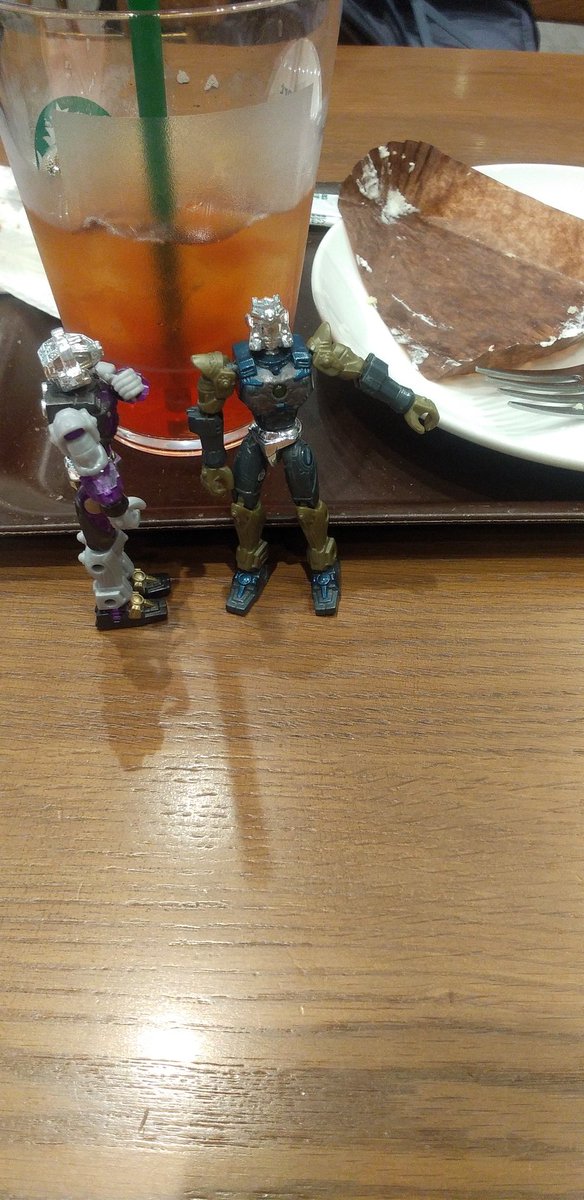 ゴメンって、一人でケーキ食べて