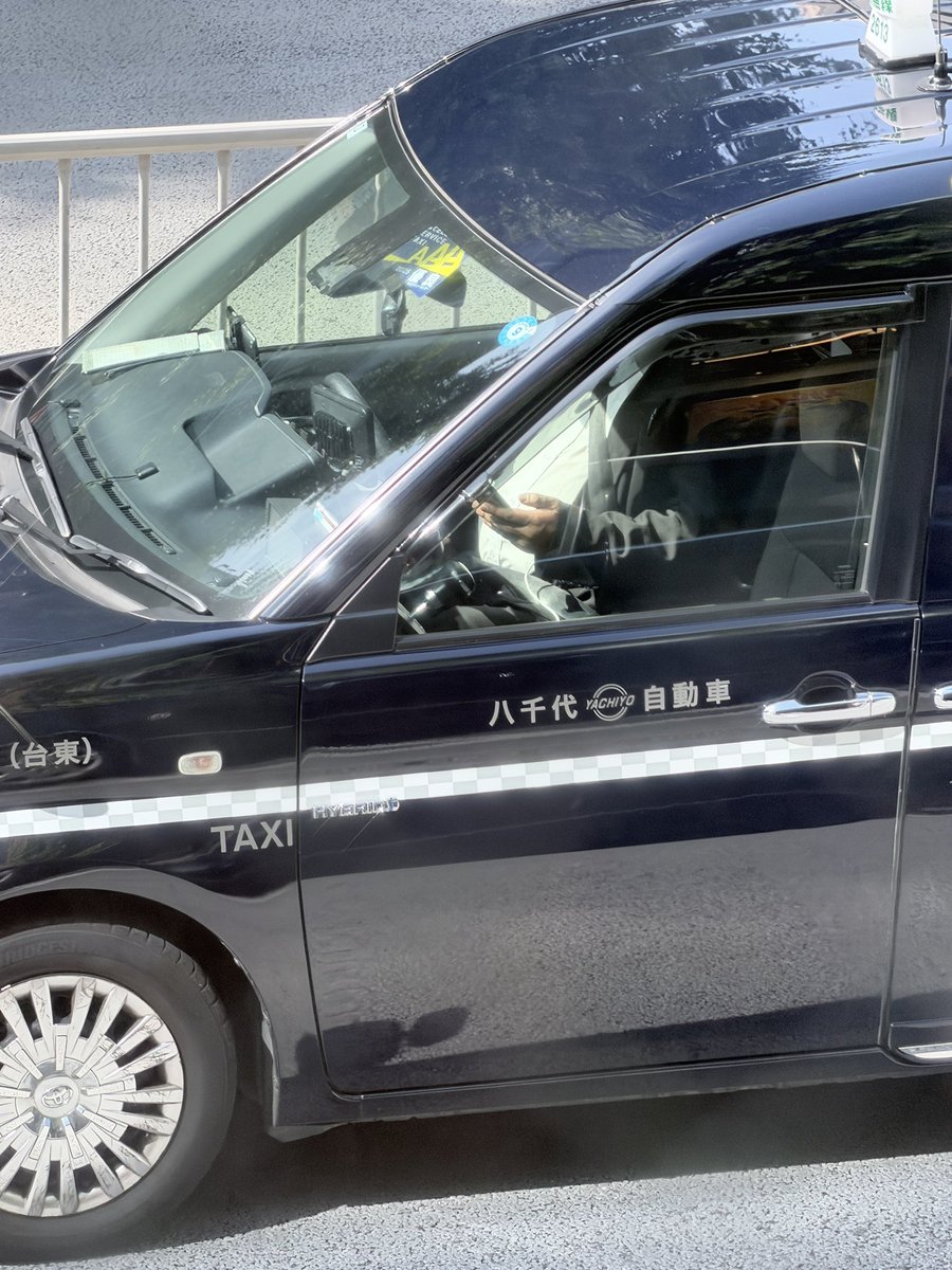 dekabellies's tweet photo. ��千代自動車、乗務員が運転中に携帯いじり。 https://t.co/SHvj8rrlDW