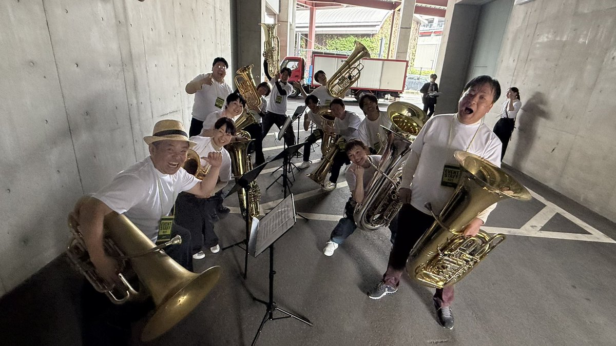 ただいまマツダ スタジアムにてオープニング演奏をしてまいりました！
気持ちのよい天気にめぐまれ、どんどん試合も盛り上がることと思います。
次はラッキーセブンにて「それ行けカープ」の演奏です。
もっと盛り上げますよー！！