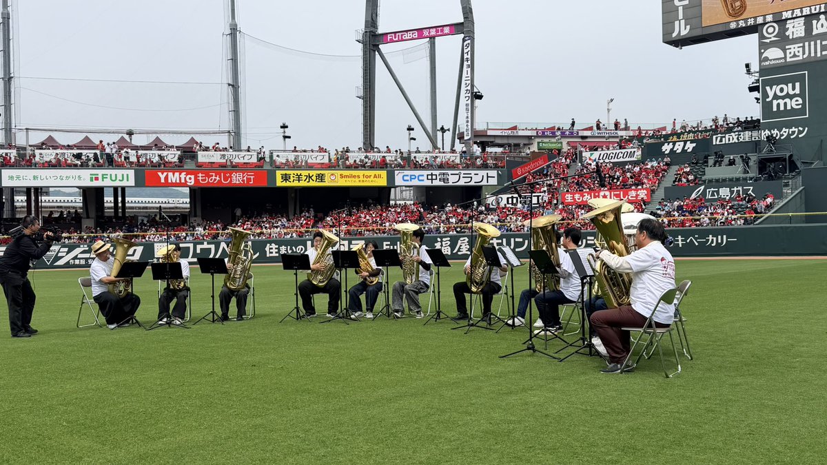 h_windorchestra's tweet photo. ただいまマツダ スタジアムにてオープニング演奏をしてまいりました！
気持ちのよい天気にめぐまれ、どんどん試合も盛り上がることと思います。
次はラッキーセブンにて「それ行けカープ」の演奏です。
もっと盛り上げますよー！！ https://t.co/YLKkUl5oEy
