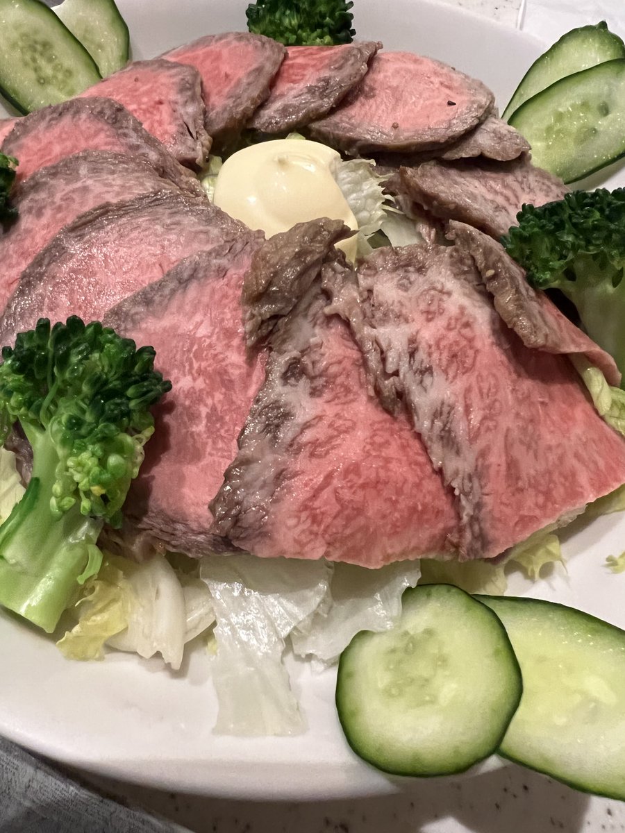 ローストビーフきたー(੭ ᐕ)੭ﾌｫｫｵｵｫｫｫ!
300gUP1個あたりコミコミで6000円（北海道、沖縄、離島は＋1000円）で販売します良かったら買ってね( ˇωˇ )
冷凍出荷、ブロック販売やでね( ˇωˇ )
解凍して切って食べてね( 'ч' )
問い合わせはDMくださいな✋