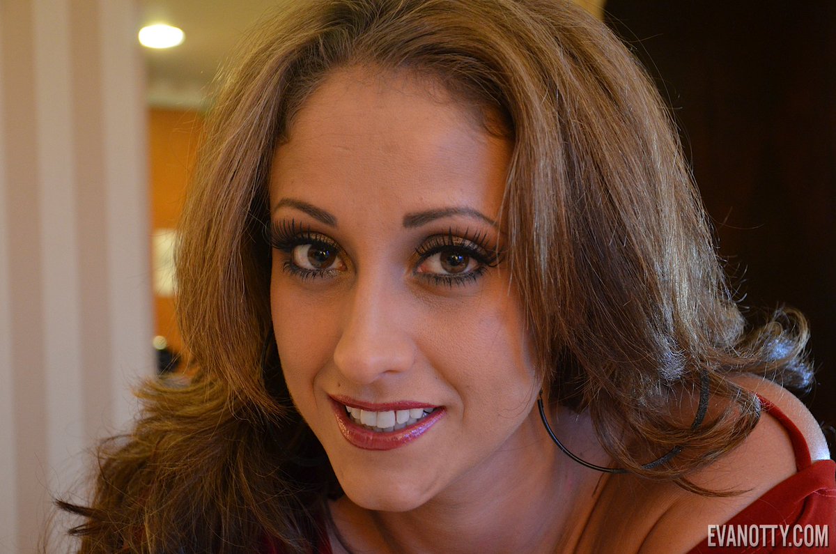 EvaNotty tweet media