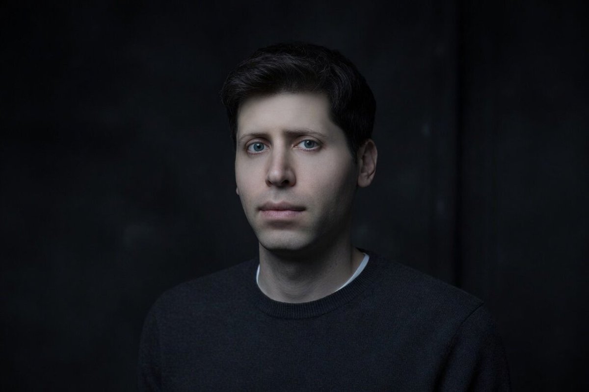 kenshii_ai's tweet photo. Sam Altman just exposed himself as tech's biggest fraud.

He claims he is "definitely not a hands off manager" who "lets stuff just happen."

Reality check: He personally DMs a FEW HUNDRED OpenAI employees EVERY SINGLE DAY for "context."
Hates Slack but can't stop flooding inboxes.

For the next mega token factory phase his style "won't fit" so he will just build AI to manage it.

A control freak running a toxic surveillance cult.
OpenAI is rotting under this liar.