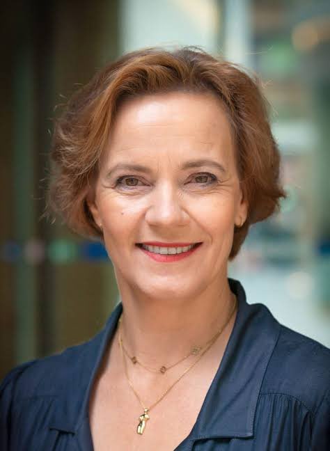 Deze onkundige VVD heks maakte schietgebaren richting Gideon van Meijeren, in de tweede kamer!