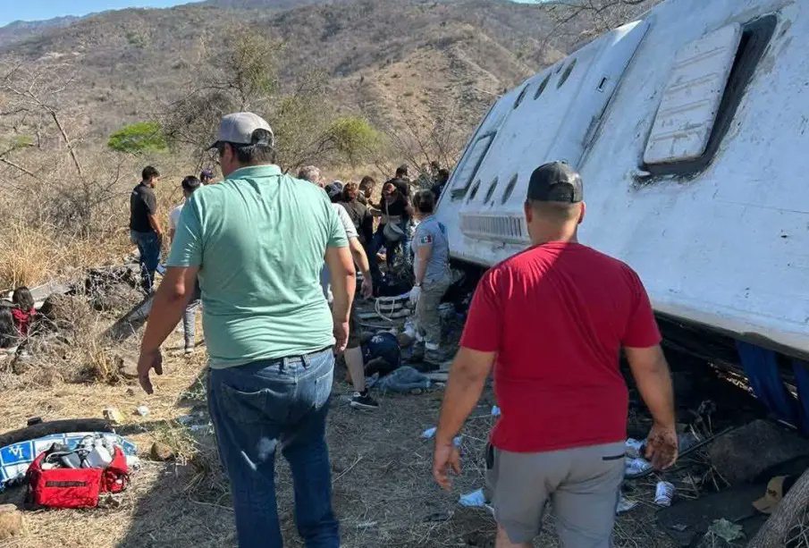 CuartaPlana's tweet image. #Entérate | TRAGEDIA DE TURISTAS EN NAYARIT, COBRA LA VIDA DE 11 PERSONAS

Un saldo preliminar de 11 personas sin vida y 21 lesionadas, deja el fatal accidente de un autobús en el municipio de Amatlán de Cañas, #Nayarit, el cual transportaba turistas a un balneario en esa