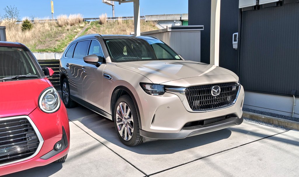 lieutenantk4's tweet photo. アンダーコーティングに出したら代車もCX-80
プラチナクォーツめっちゃ良いし、2列目ウォークスルーも使い勝手良さそう
街中程度だと正直ハイブリッドとの違いがよく分からん笑 https://t.co/Lh5FOLGRLQ