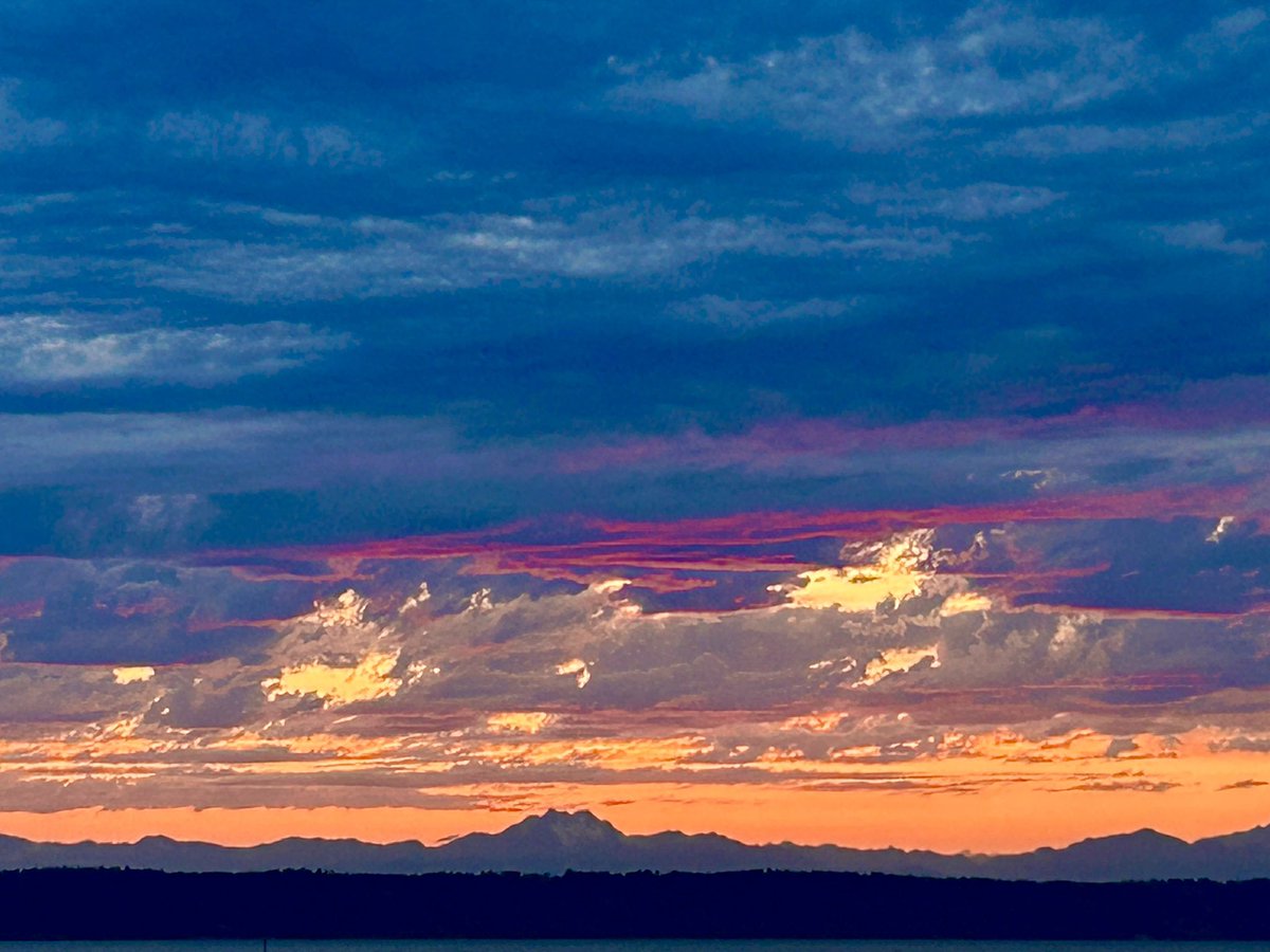 bbooker32's tweet image. May the #sunsets of the new season, bring you great comfort and hope…