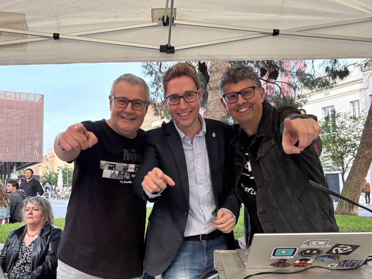 trialateva's tweet photo. Un honor tenir l’alcalde @jordimasquef a la “cabina” del vespreig de Fires per punxar “Live is life”. #FiresFigueres https://t.co/mNXBnZKb2Z