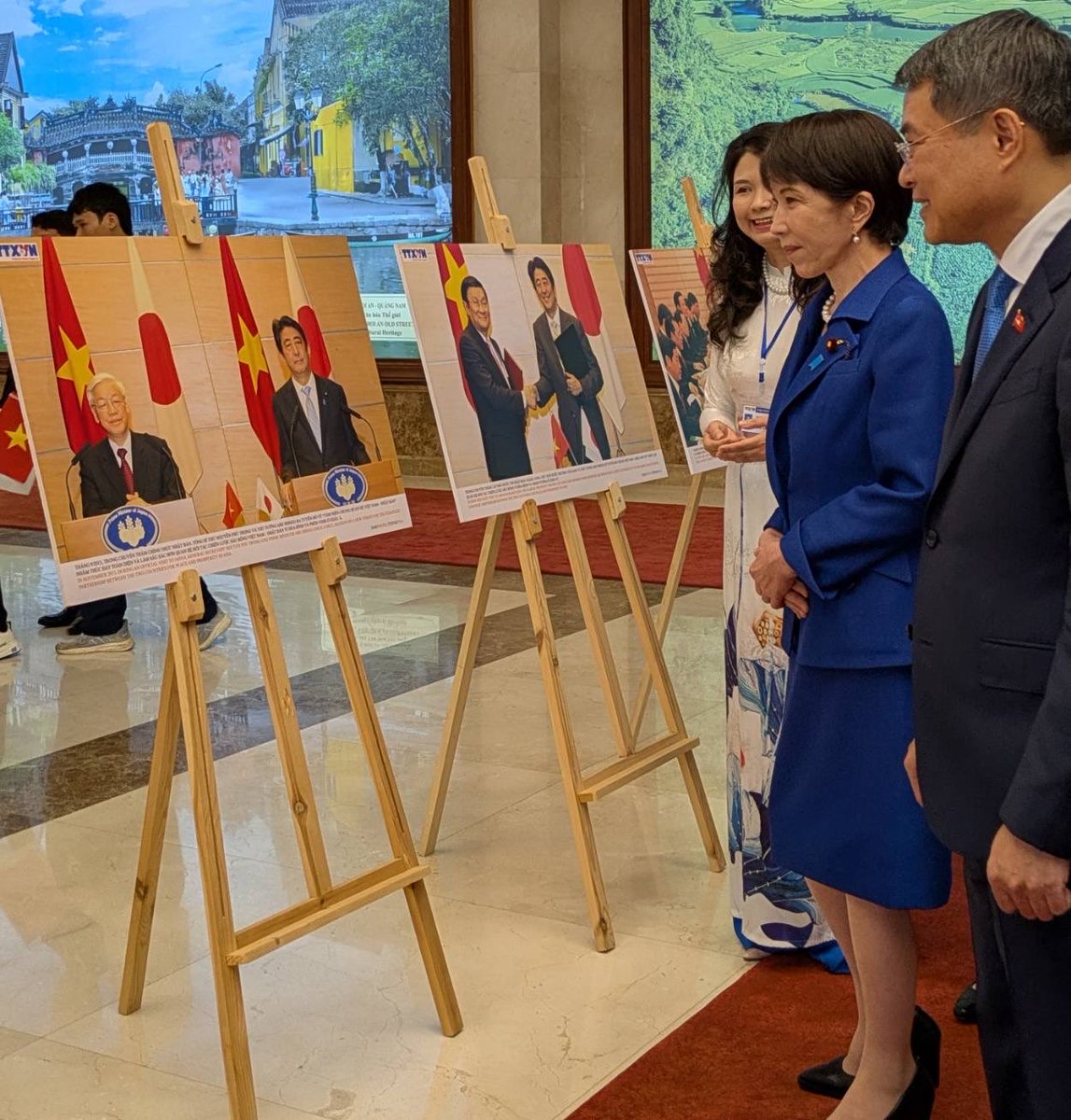 首脳会談を終えて首相府を出る際、日越首脳のこれまでの親密な交流を物語る写真が飾られており、フン首相から高市総理にご紹介いただきました。