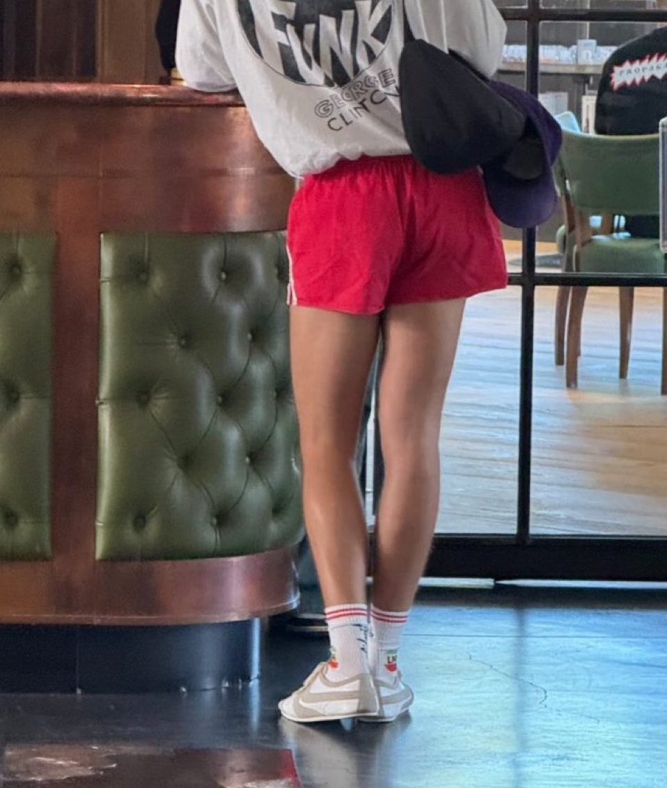 Letreros con la frase "Tus shorts tienen que ser así de cortos para entrar a la pista de baile" están apareciendo por New York! 🪩💃