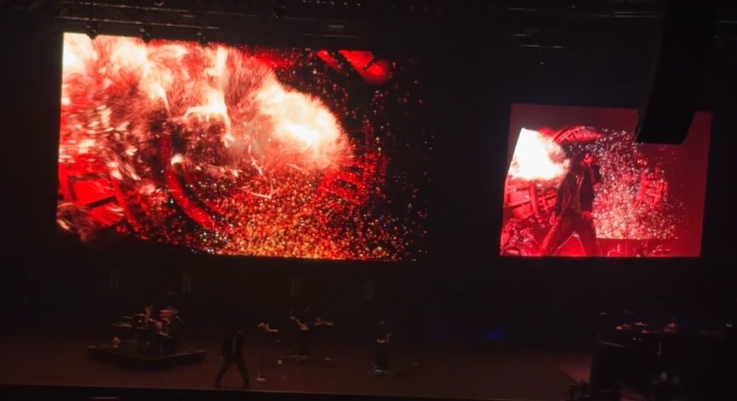 moonlit_Emi's tweet photo. #キタニタツヤ
#リクステ
#REQUESTAGE
#FM802
#火種
このシーン凄くないですか
映像にすると燃え盛る中でキタニさんが歌ってるようになっていて、ほんまに会場に火の粉が飛んでるのかと思ってしまった
青のこのシーンもとてもよかった…宝物 https://t.co/jOx5aUhf0S