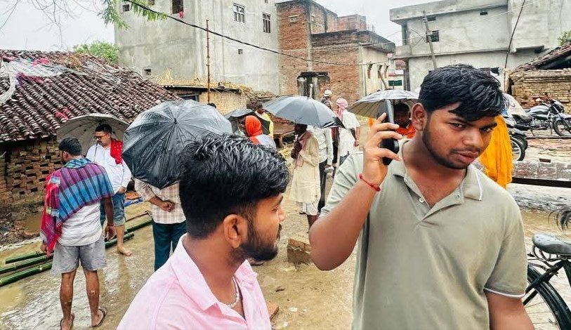 prabhatkhabar's tweet image. गोपालगंज: विजयीपुर थाना क्षेत्र के पटखौली गांव में मटकोर की रस्म के दौरान दूल्हे की 63 वर्षीय मां रामसवारी देवी की अचानक तबीयत बिगड़ने से मौत हो गई. घटना के बाद शादी की खुशियां मातम में बदल गईं और सभी रस्में रोक दी गईं.

गौतम प्रसाद की रिपोर्ट

#BiharNews #TragicNews #LocalNews