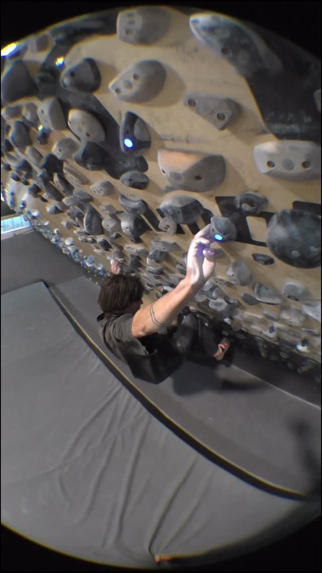 Marguerite71114's tweet image. Took a couple weeks off but we back now 
@frn.collective 
🎥 @dariodestro.climb 
“8, 4.11.19” V13/8B @ 50° on the Kilter Board Original.  @auroraclimbing #kilterboard #climbing #bouldering