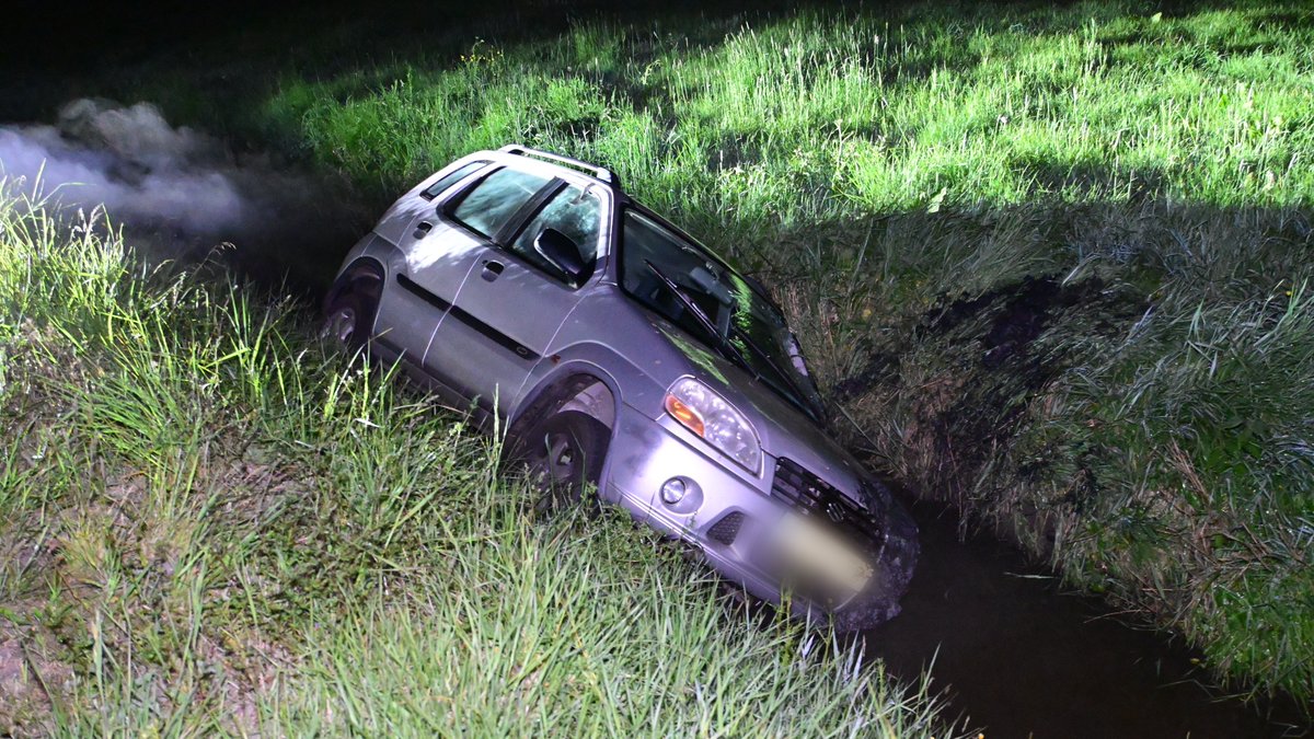 Auto belandt in sloot na uitwijkmanoeuvre