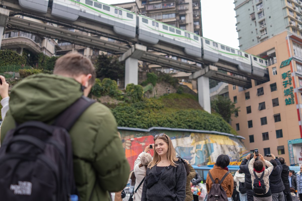 XHNews's tweet image. Fueled by visa-free access, #China has become a top pick for Australian travelers, but they're now venturing beyond the #GreatWall and #Beijing.
From tea harvesting in #Hangzhou to the breathtaking landscapes of #Zhangjiajie and #Jiuzhaigou, Aussies are seeking authentic and