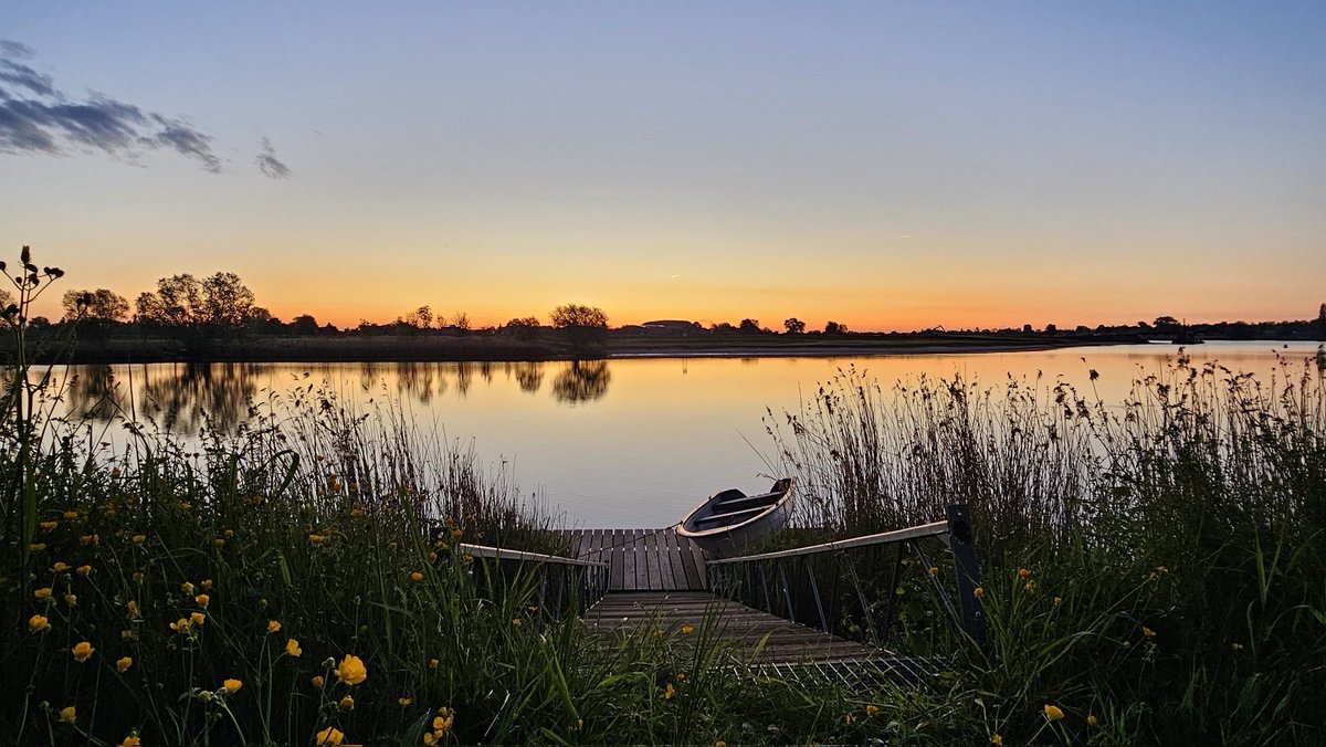 Motormiss's tweet photo. Wat een mooie start van de dag vandaag. Ik heb er meerdere keren even op een bankje van zitten genieten. De bewolking kwam opzetten vanuit het zuiden, maar ook dat gaf een mooie sfeer
#Altena #Andel #zonsopgang #afgedamdemaas https://t.co/6KxRcxStKn