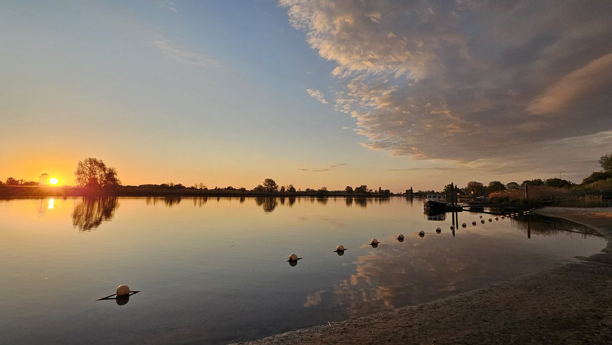 Motormiss's tweet photo. Wat een mooie start van de dag vandaag. Ik heb er meerdere keren even op een bankje van zitten genieten. De bewolking kwam opzetten vanuit het zuiden, maar ook dat gaf een mooie sfeer
#Altena #Andel #zonsopgang #afgedamdemaas https://t.co/6KxRcxStKn