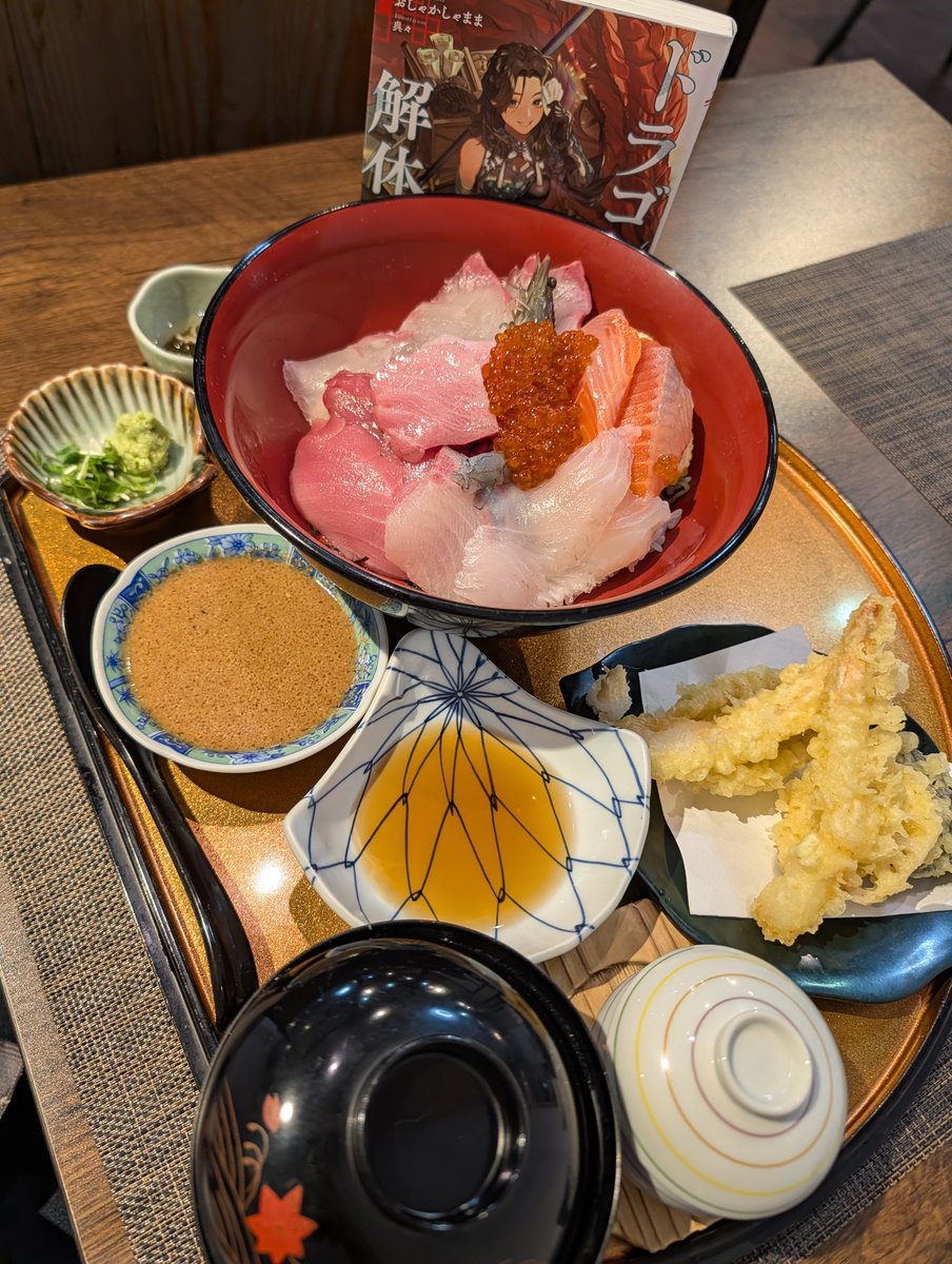 GWだから、黄金に輝くお盆に乗った海鮮丼だよー🐉

天ぷら、茶碗蒸しもついて2360円🎶

大トロ、中トロ、タイ、イクラ……色んな魚がタップリでとても美味しかったよー

ねードラゴンの解体師🎶🐉🎶