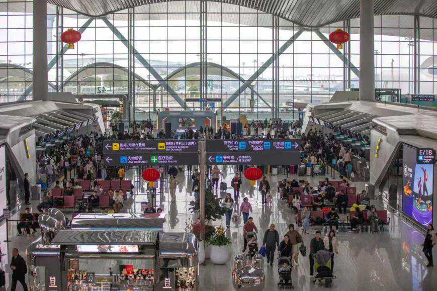 thisisGBA's tweet image. #Transportation | Passenger traffic is set to surge at #Guangzhou Baiyun International Airport during the May Day holiday, which overlaps with Phase 3 of the Canton Fair. ✈️Over 1.2 million passenger are expected.

From May 2, thunderstorms are expected, with heavier rain and