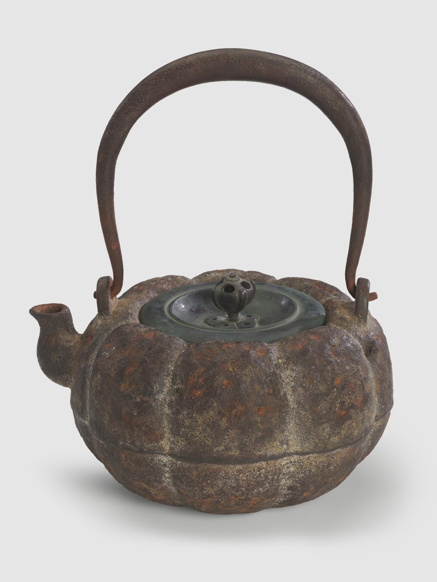 彦十蒔絵の作品「乾漆変塗風化瓜型鉄瓶」が、ヴィクトリア＆アルバート