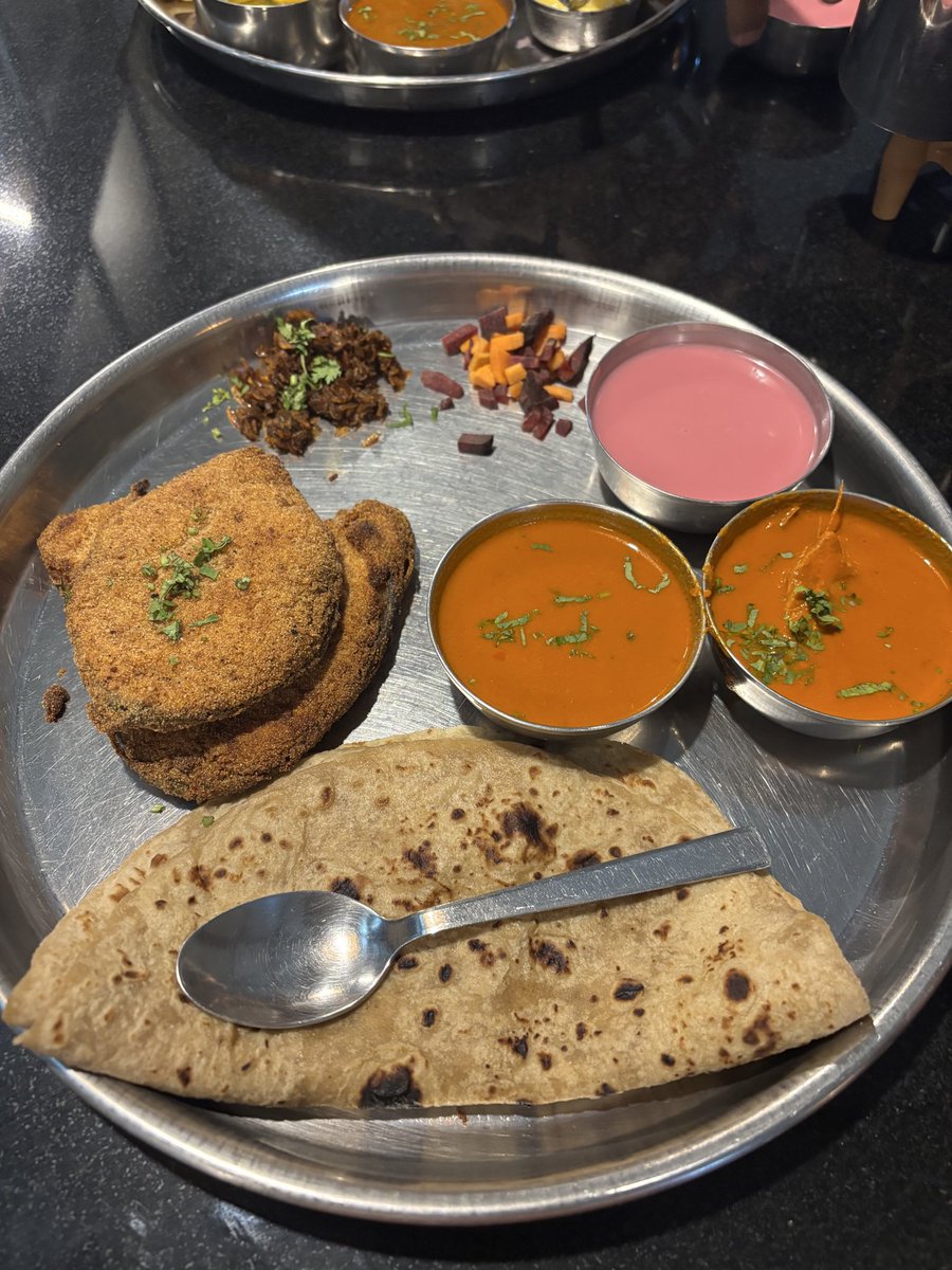 dhavalkulkarni's tweet image. Surmai thali and veg thali at Satam Restaurant, Devgad, Sindhudurg district 

#food #eatingout #diningout #Marathi #MarathiFood #khawayya #khaugiri #seafood #Konkan #tourism #Maharashtra
