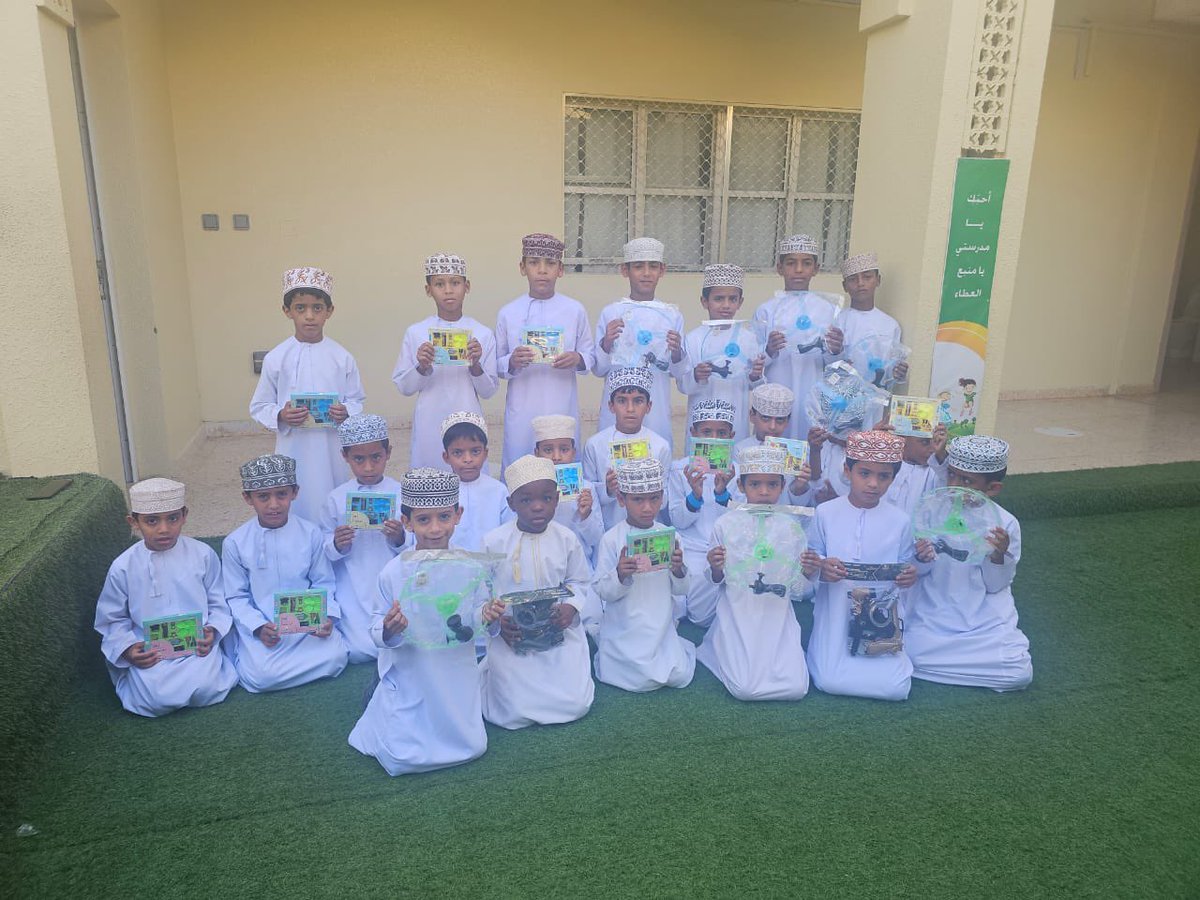 almurganschool's tweet photo. قامت لجنة شؤون الطلبة في مدرسة المرجان بتكريم الطالب النظيف والمنضبط سلوكيًا في الطابور الصباحي، تقديرًا لالتزامه بالمحافظة على نظافته وحرصه على احترام الأنظمة والتعليمات المدرسية. ويأتي هذا التكريم بهدف تعزيز السلوك الإيجابي بين الطلبة

#تعلم_مستدام
#تعليمية_جنوب_الشرقية https://t.co/nxv6XhfK0B