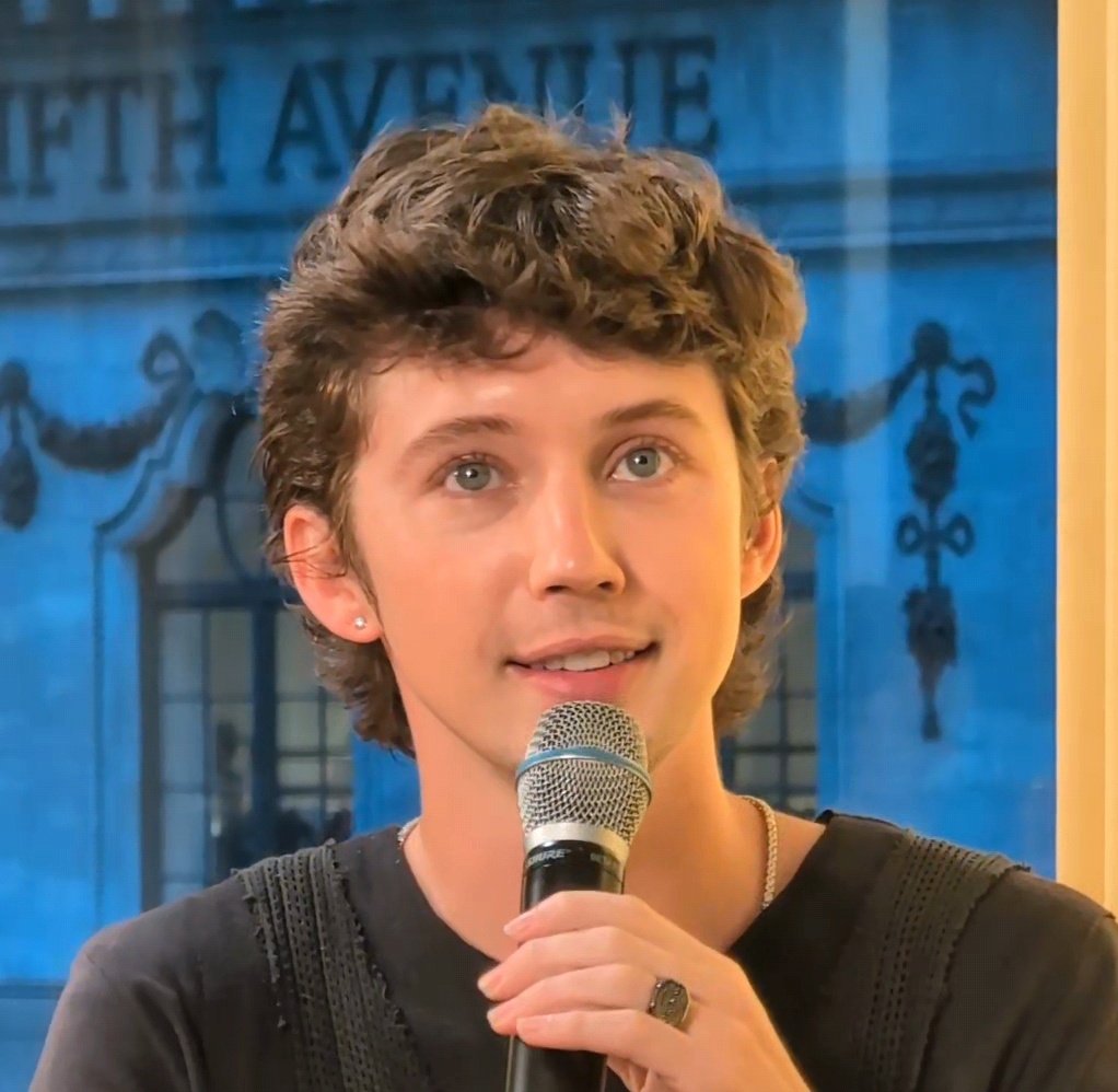 troyeboyeee's tweet photo. Oh my baby troye I'm crying https://t.co/jlN0jDOzAU