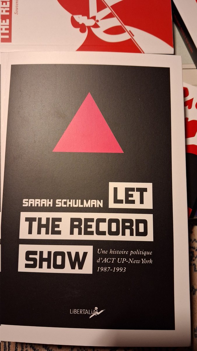 Montag33776628's tweet photo. C’matin, avant d’filer au chagrin, j'entame la lecture de cet énorme travail ( 1220 pages) de Sarah Schulman : " Let the record show "
Une histoire politique d’ACT UP-NEW YORK 1987-1993. 
Ça vient tout juste de sortir aux éditions @LibertaliaLivre 
#lecture #Histoire #ActUp https://t.co/DRLuBJxW8V