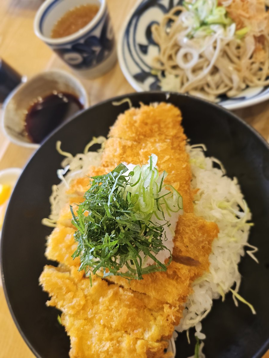 nami73217's tweet photo. 福井でかつ丼と言えばソースかつが定番やと思ってましたが、大野では、しょう油かつ丼が有名でこちらのお店は、しょう油かつ丼発祥のお店だそうです
サクサクであっさり、越前そばも
美味しかったです！
#しもむら https://t.co/c3vTenBhJq