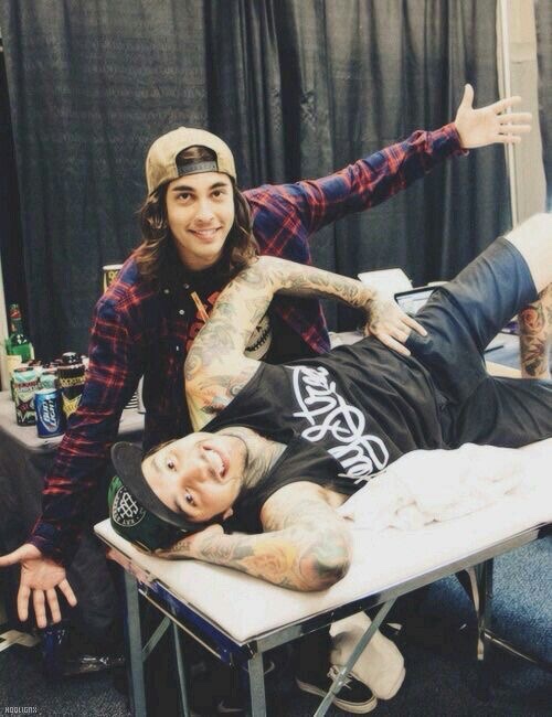 hourly vic fuentes 👰‍♀️ tweet media