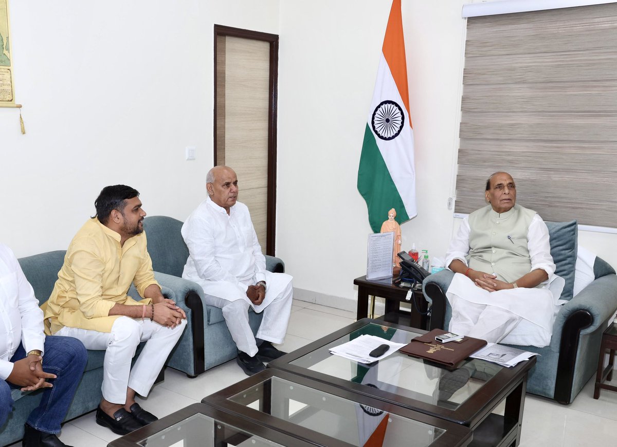 MSonoth's tweet photo. दिल्ली में भाजपा के पूर्व राष्ट्रीय अध्यक्ष,पूर्व गृहमंत्री व वर्तमान में देश के मा.रक्षा मंत्र��� आदरणीय #श्री_राजनाथ_सिंह_जी से भेंट कर मार्गदर्शन आशीर्वाद प्राप्त किया ।                                                                       #bjp  #rajnathsingh  @rajnathsingh https://t.co/fY4X34mpHE
