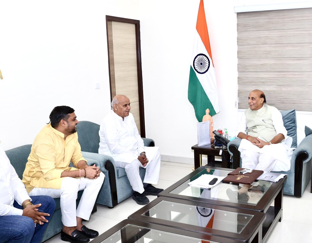 MSonoth's tweet photo. दिल्ली में भाजपा के पूर्व राष्ट्रीय अध्यक्ष,पूर्व गृहमंत्री व वर्तमान में देश के मा.रक्षा मंत्र��� आदरणीय #श्री_राजनाथ_सिंह_जी से भेंट कर मार्गदर्शन आशीर्वाद प्राप्त किया ।                                                                       #bjp  #rajnathsingh  @rajnathsingh https://t.co/fY4X34mpHE