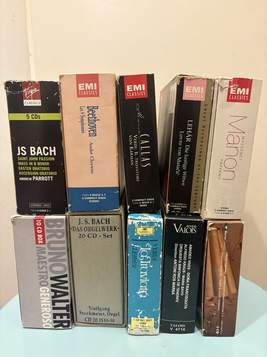 choihuruGame's tweet photo. 四天王寺春の大古本市、初日に行きました。小町書店さんのところで、最近ハマっているクラシックのCD買ってきました。完全に価格がバグってると感じるレベルでした。この20本で3200円です。正直、異常事態クラスの買い物できました。クラシック好きの方ならこれが凄いこと気づくと思います。 https://t.co/jtHVOSPnfZ