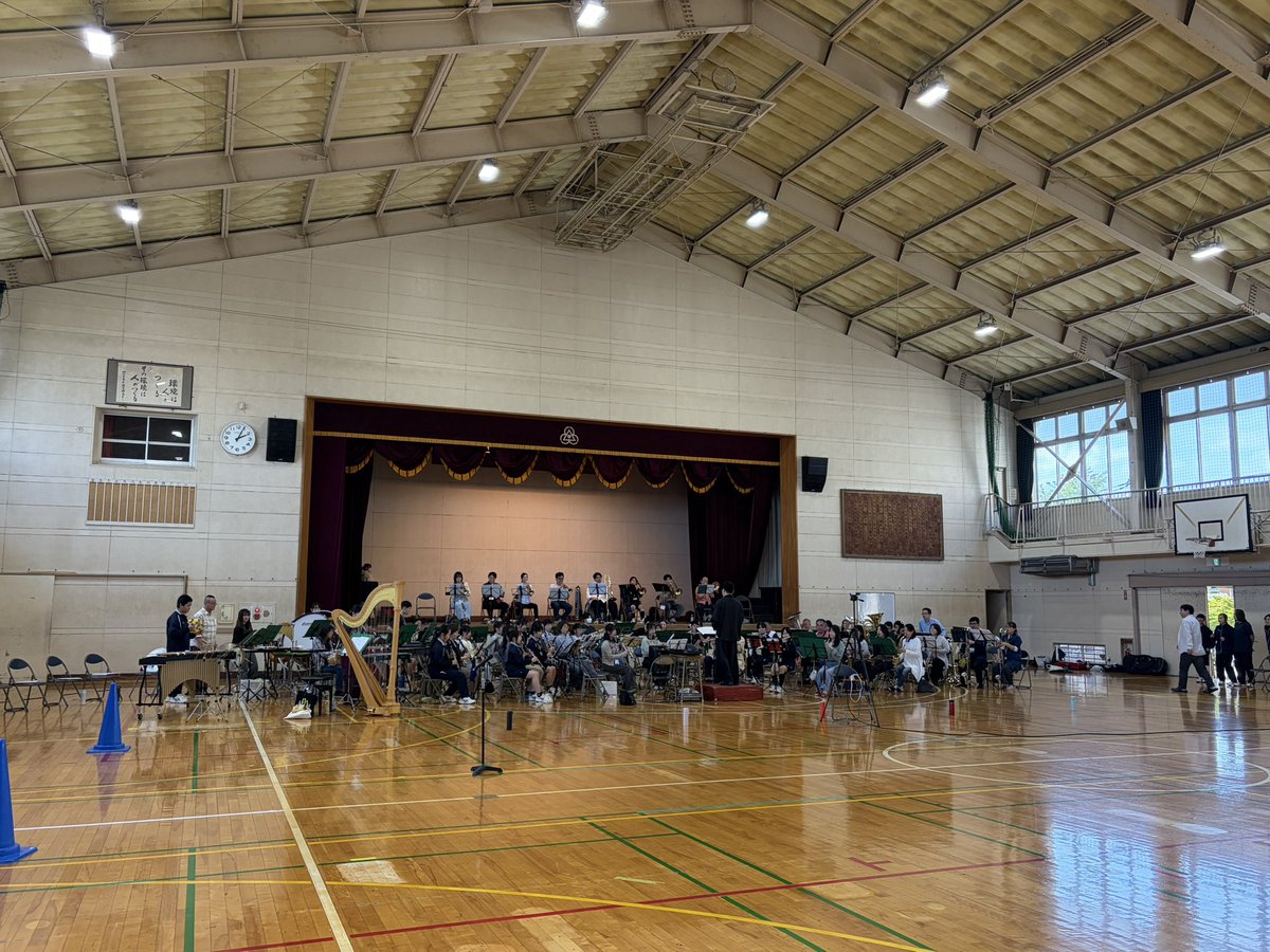 SgmShisui's tweet photo. 本日、5/10のグリーンコンサートで共演する相模原市立大沢中学校にて練習しています🍃🎶

3年生は演奏で共演を📯
2年生は演出を…今年もまた準備がすごい😳‼️
中学生が作ってくれている大道具をちらっとお見せします👀🩵✨ https://t.co/zNYHF09H9m