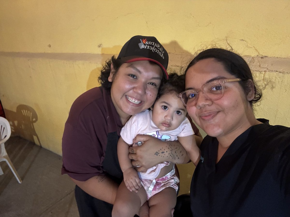 Otra foto más de Monse en todos lados menos en la casa
