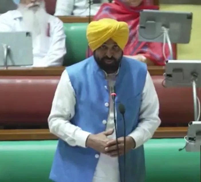“ हंगामा है क्यों भरपा थोड़ी सी जो पी ली है …..डाँका तो नहीं डाला चोरी तो नहीं की है “ 

पंजाब को नशा मुक्त करने आए थे , विधासभा में ख़ुद दो घूँट लगाकर आ बैठे ?? ऐसे होगा नशा मुक्त पंजाब ?? 

अरविंद केजरीवाल साहब अब ये सोच रहे होंगे की एक राज्य में बची है AAP उसे तो रहने दो कम