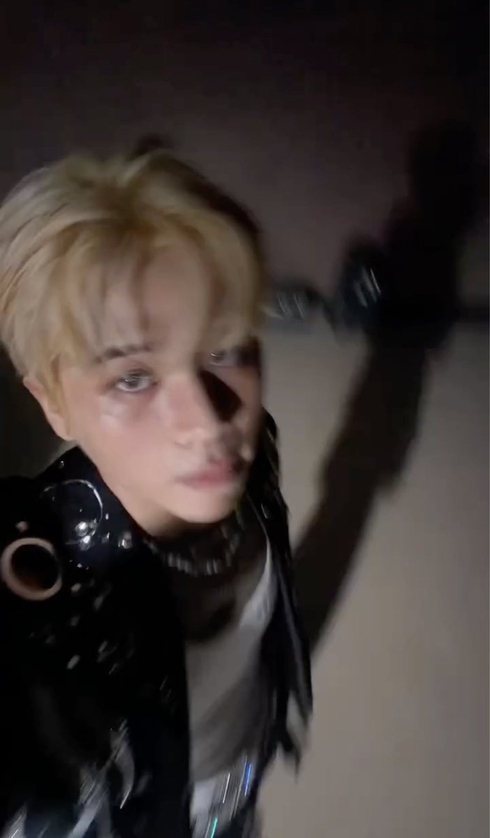 saw a frame without text, so.. i took a screenshot. blonde #vinci 🌝🔛🔝🙂‍↔️✨