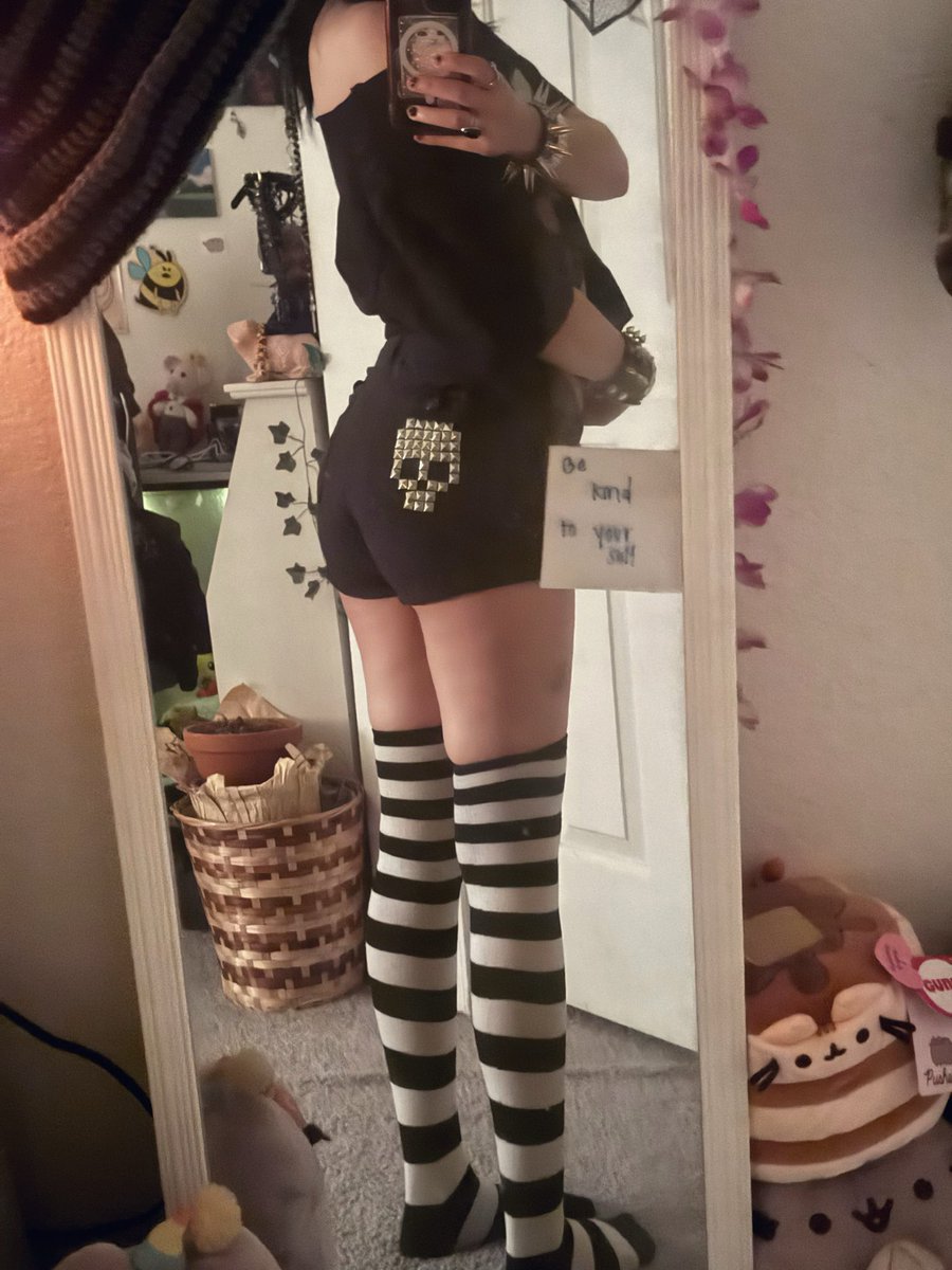 w0rmsforbrains_'s tweet image. put studs on some shorts :3

#emo #alt #goth #gothtwt #gothgirl #moot #moothunt #moothunting #diy #meowl #pusheen #alternative