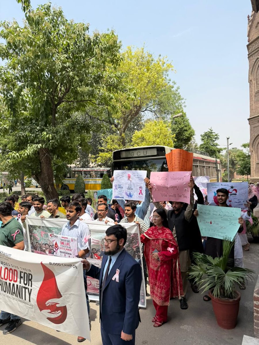samana77757's tweet image. We distributed goodie bags to cancer patients today🎁 &amp;amp; learned that they need blood transfusions just to survive chemo🩸 Only 1% of Pakistanis donate blood — that gap costs lives.
Be the reason someone fights on 💚

Donate : shaukatkhanum.org.pk

@SKMCH 
#BloodDonation #SKMCH