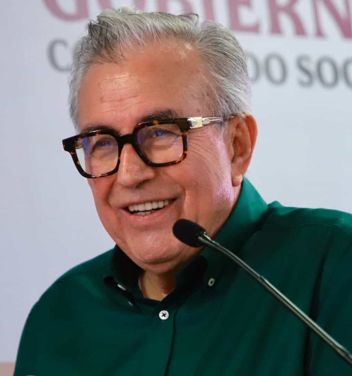 Carloszup's tweet photo. 🔺#ÚLTIMAHORA: Rubén Rocha Moya pide licencia temporal como gobernador de #Sinaloa. 

Anunció esta noche que se separa del cargo tras el inicio de una investigación de la @FGRMexico en su contra, luego de que el gobierno de EEUU lo relacionara con el Cártel de Sinaloa. https://t.co/LLO0APoXbs