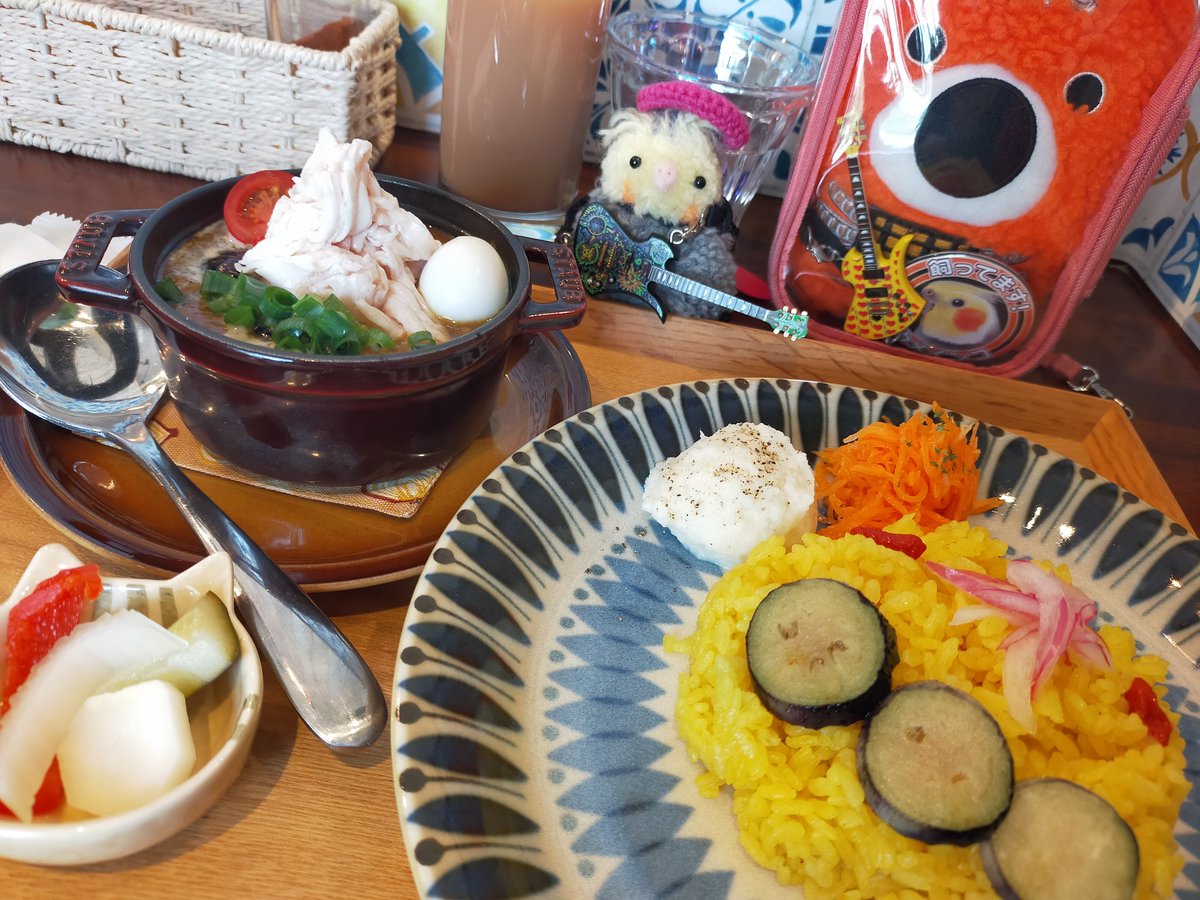 carry_oniku's tweet photo. 最初に向かったのは、Matacurryさん🍛
鶏むね肉ほぐしチキンのカレー
うっトリプリン

美味しくて幸せな空間を
いつも本当にありがとうございます😊

うちのコも里帰り満喫しトリました🎵

なんやてーーー!!! https://t.co/7qcTNHIJwZ