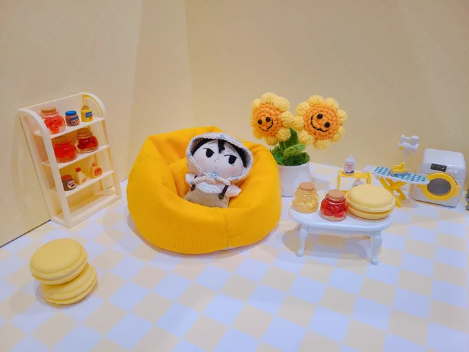 #ホクロぬいの日常 ぬい用撮影ブースでやたらくつろぐホクロ。 どのお部屋が好きだった? ホクロ「テントがよかったです!ワクワクでした!」