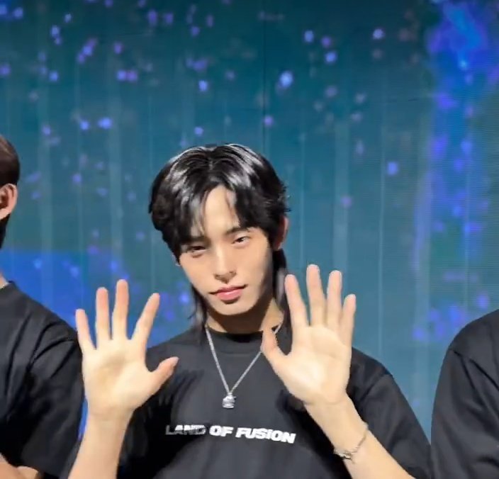 gn_vei's tweet image. OMG! 2Tee look so fine and Por the hair, my goodness what a beautiful human being 🤧🫠.
💜🐶😎🐻‍❄🎀💙
#goodluck #enjoy 
#teeteepor
#twnpich
#porsuppakarn
#DMDLAND3