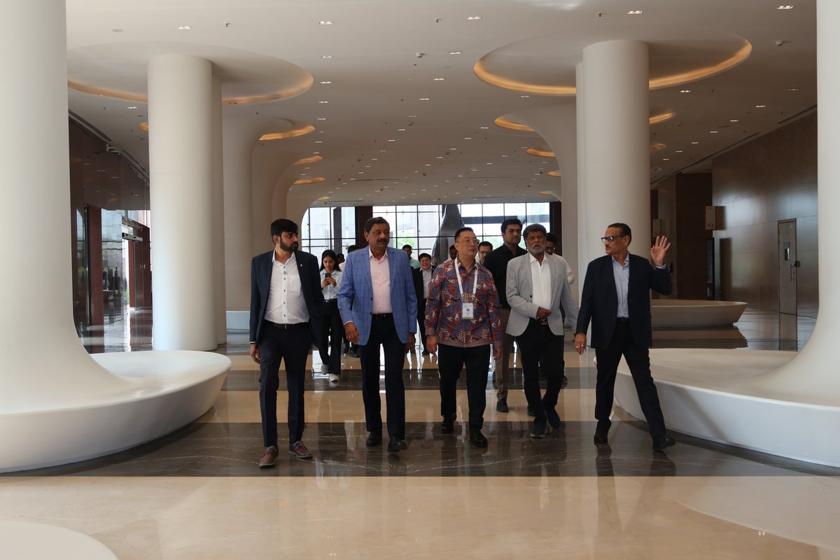 sdbbourse's tweet photo. @sdbbourse welcomed H.E. Mr. Simon Wong Wie Kuen. The delegation explored world-class, green facilities &amp; industry excellence.

“Most impressed… state-of-the-art &amp; efficient.”

Strengthening global diamond trade ties https://t.co/oVe73KIKgX