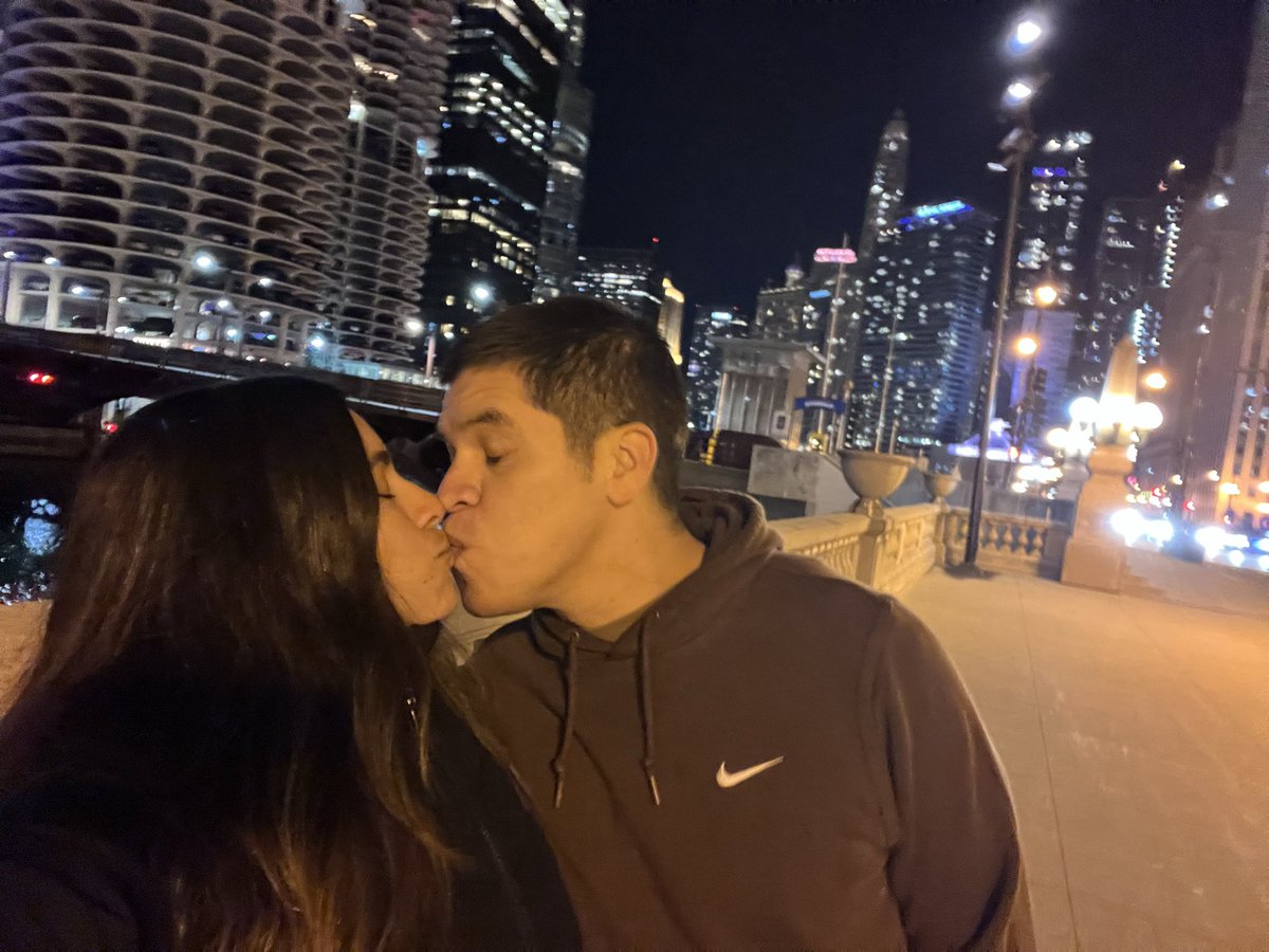 Ale_CastroJ's tweet photo. Besos y más besos en Chicago ✨ https://t.co/AvusdmhcVC