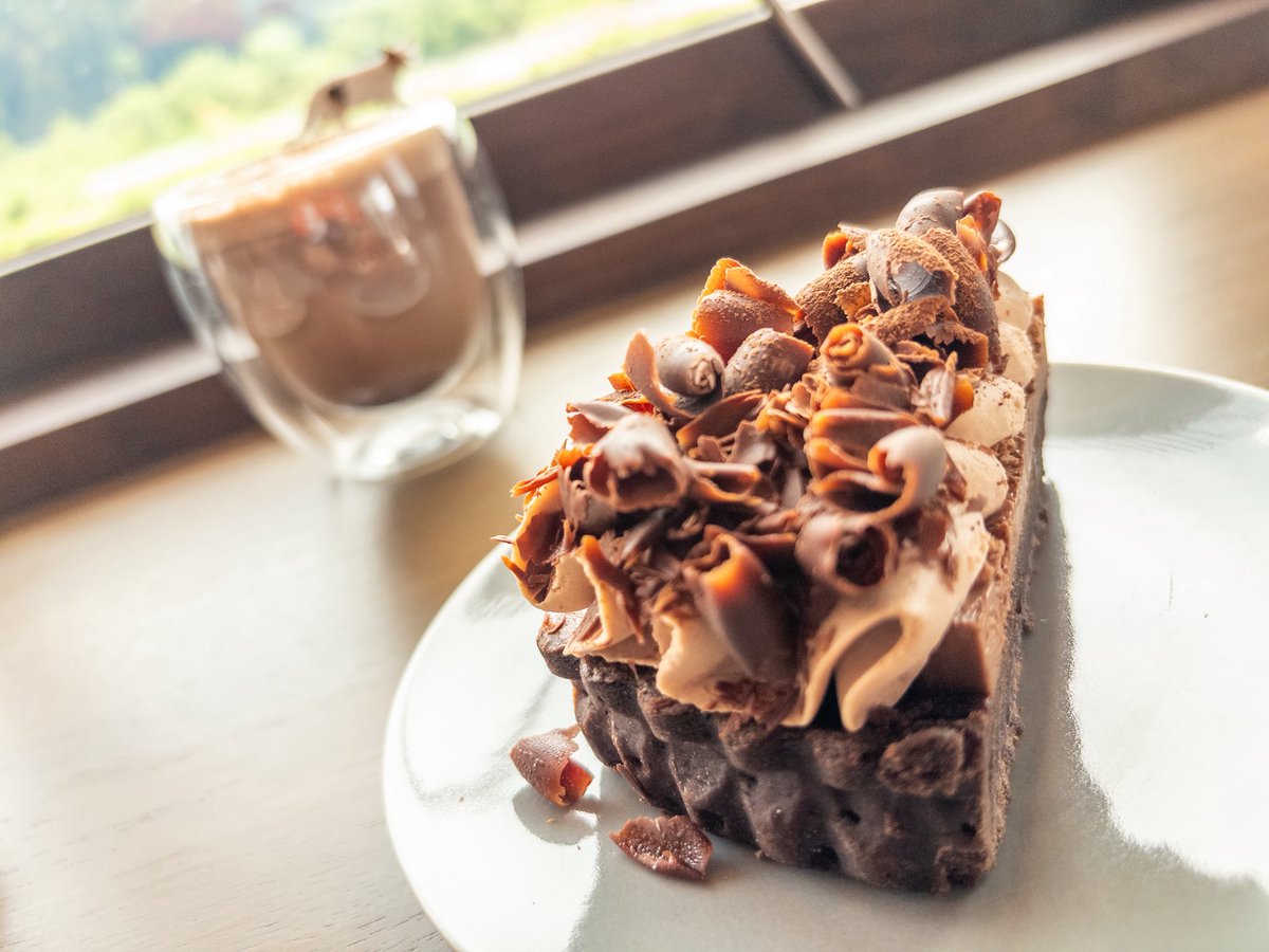 KotatuNeko2022's tweet image. 道の駅 恐竜渓谷かつやま 奥にあるCAFE MOOI さん

チョコ好きの血が騒ぐぜ

若いギャルで賑わってます。

#Lightroom スマホRAWで撮影