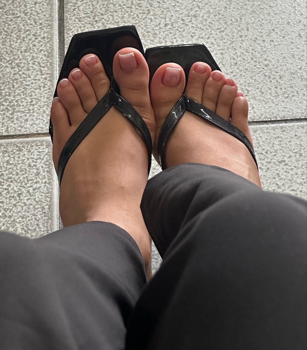 DommeC_'s tweet image. Quero um língua de trapo para lamber um dos meus tamancos, enquanto com o outro chuto seu saco! 🥰👣

#findom #feet #feetfetısh #pes