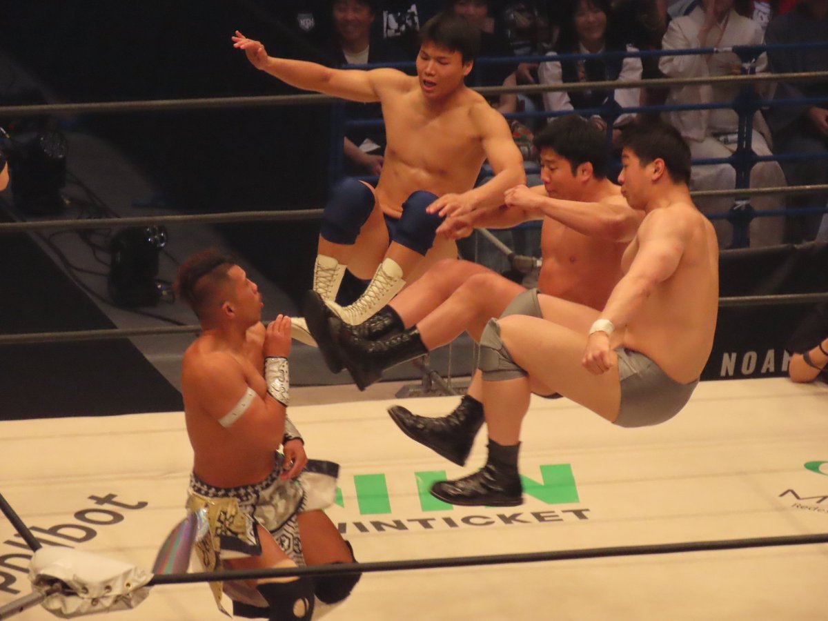 mkbomber5145's tweet photo. 小柳勇斗 鶴屋浩斗 髙橋碧のドロップキック！熱いね！！

#noah_ghc #MAYHEM52 #プロレス https://t.co/URGXshjlI7