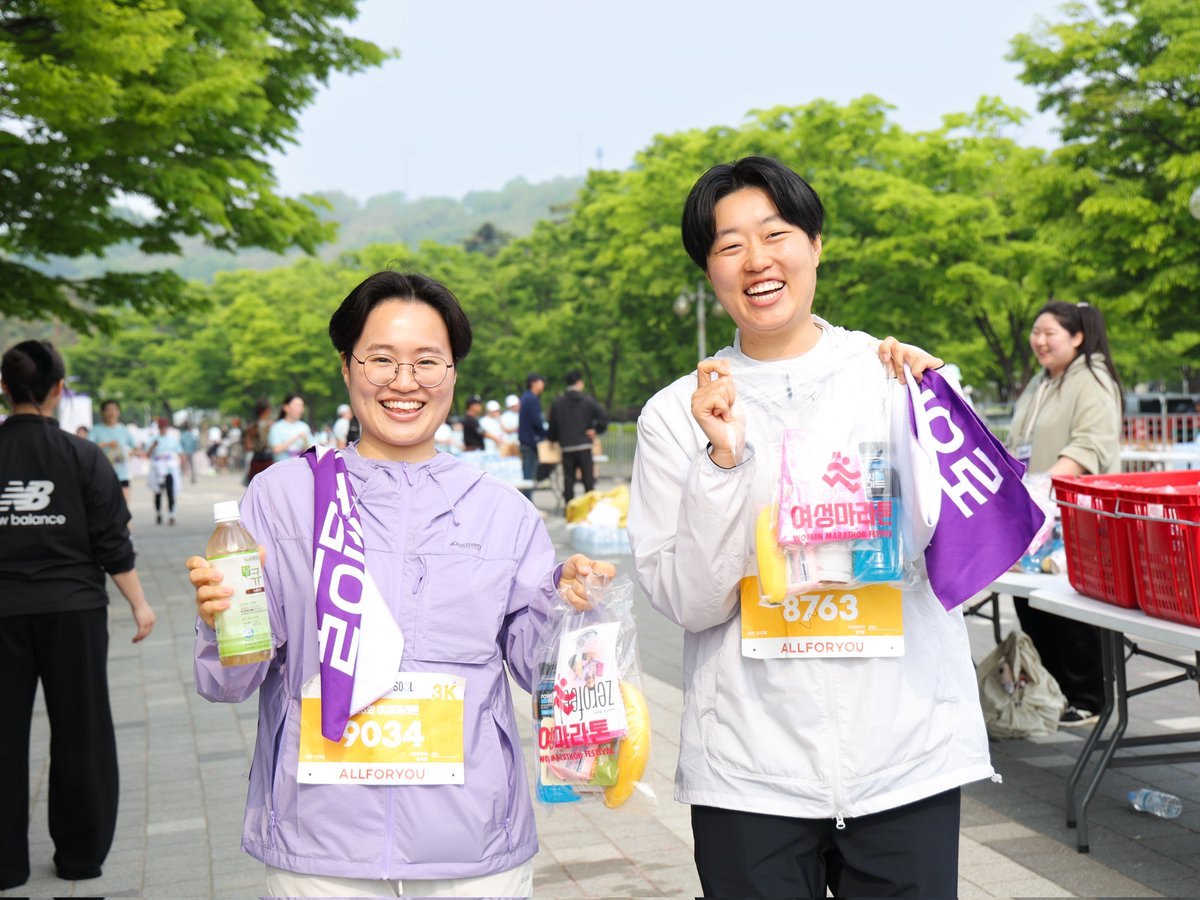 womensparty2020's tweet photo. 여성의당은 오늘 상암월드컵공원 평화의 광장에서 열린 <제25회 여성마라톤>에 참여했습니다. 월드컵경기장역에 내려 마주치자마자 반갑게 인사해주신 시민분들 덕에 이른 아침부터 활기차게 대회장에 들어설 수 있었습니다.

선선한 날씨에 푸른 녹음이 진 하늘공원은 무척 아름다웠습니다. 초심자도 부담 없이 도전할 수 있도록 다양한 코스가 마련되어 있었고, 곳곳에서 여성의당 슬로건을 들고 달리는 지지자분들을 만나 더욱 기쁜 마음으로 즐길 수 있었습니다. 여성폭력 해결과 동성혼 법제화 등 한국 사회에 시급한 변화를 촉��하며 달리는 분들이 여럿 계셨기에, 말하지 않아도 통하는 연대감을 느끼며 앞으로 나아갈 수 있었습니다.

도착 지점에 이르자 자원봉사자분들이 밝은 미소로 기운을 북돋아주셨습니다. 유지혜 예비후보의 완주를 응원하는 외침도 들려와, 출발 지점보다 오히려 더 힘을 얻은 채로 복귀할 수 있었습니다.

2001년부터 개최된 여성마라톤은 여성의 건강권과 인권에 대한 사회적 인식을 높이고, 스포츠를 통해 성평등한 문화를 확산시키고자 이어져왔습니다. 뜻깊은 축제의 장을 마련해주신 여성신문과 뜨거운 열정으로 함께해주신 모든 시민분들께 감사와 마음을 전합니다. 여성의당은 앞으로도 여성들이 정책과 일상에서 소외되지 않고, 자신만의 속도로 나아갈 수 있는 사회를 위해 오래 달리겠습니다.

#2026여성마라톤 #여성마라톤